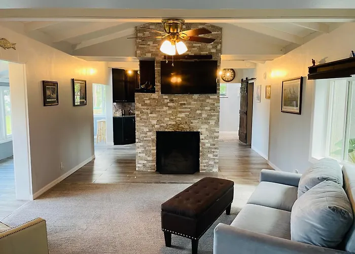 Cozy Lake Front Cottage